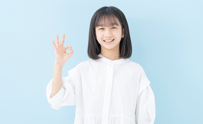 通知を受け取って安心する保護者と子どものイメージ